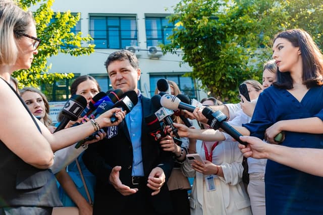  Nicușor Dan, candidat independent la președinție, optează pentru tăieri de cheltuieli față de majorarea taxelor pentru reducerea deficitului bugetar al României.