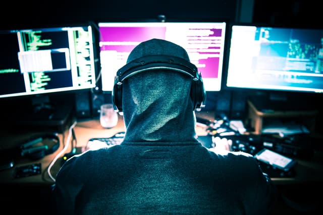 Grup de hackeri pro-ruși atacă site-uri guvernamentale din România în ziua alegerilor prezidențiale, revendicând atacurile DDoS asupra instituțiilor-cheie.