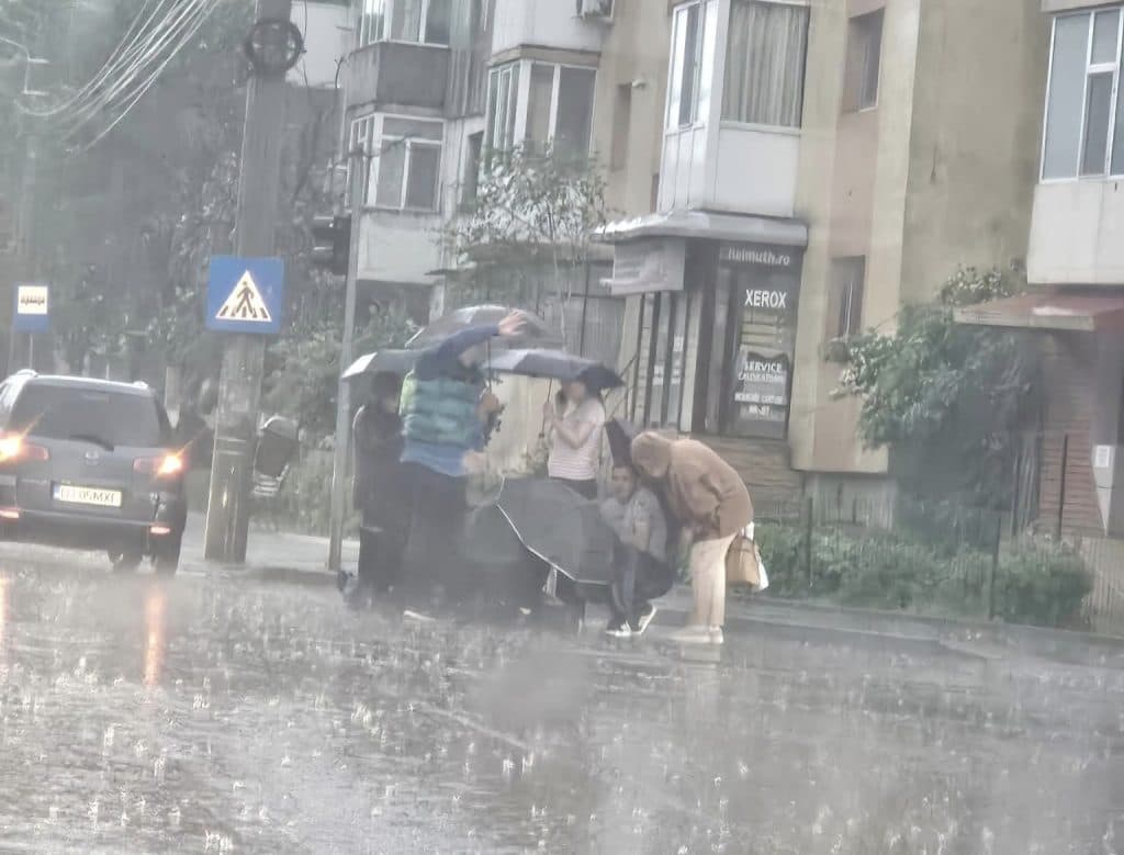  Femeie lovită de o șoferiță octogenară pe trecerea de pietoni