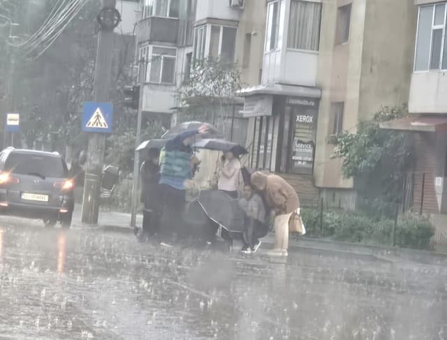  Femeie lovită de o șoferiță octogenară pe trecerea de pietoni