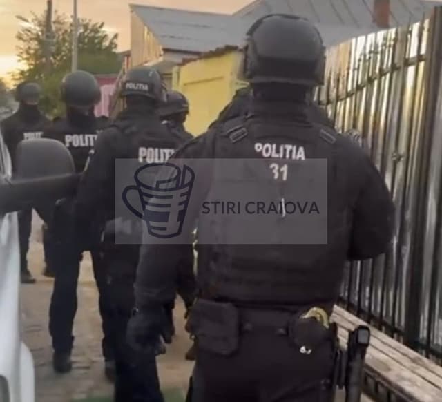  Femeie Dejefuită de 50.000 € Ascunși Sub Gresie (VIDEO)