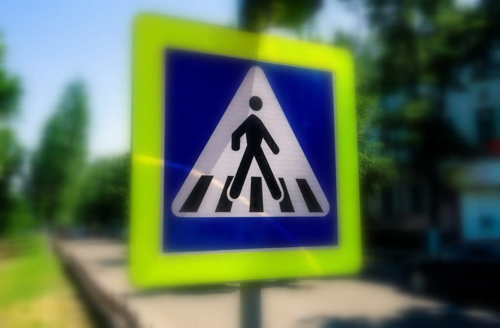  Două Adolescente Lovite de Mașina unui Șofer Septuagenar pe Trecerea de Pietoni