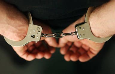  Bărbat acuzat de vandalizare a două mașini pentru răzbunare după un conflict fizic