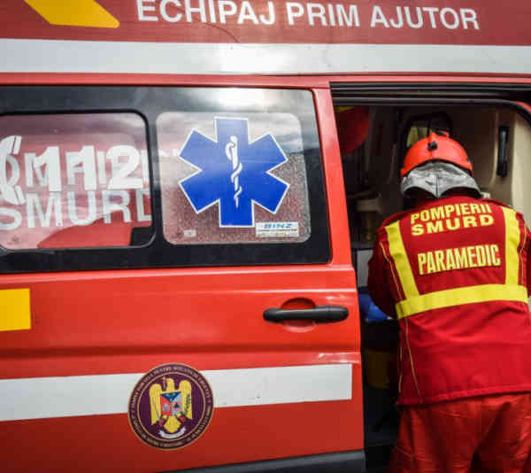 Un bărbat decedat și o femeie rănită de un copac prăbușit în parc