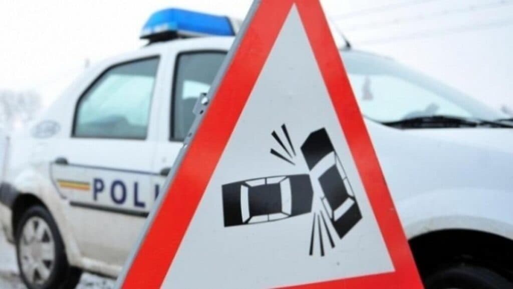 Doi Polițiști din Avrig Răniți după Impactul cu un Cap de Pod pe DN 1