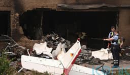  Doi Decese după Prăbușirea unui Avion Ușor Peste o Casă în Flăcări