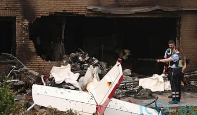  Doi Decese după Prăbușirea unui Avion Ușor Peste o Casă în Flăcări