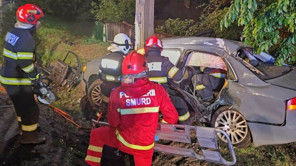  Un Tânăr Decedat și Doi Răniți după Coliziunea cu un Stâlp și un Autoturism Parcat