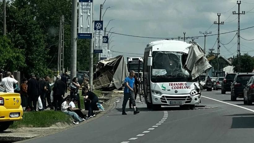  17 Răniți și Plan Roșu Activat după Coliziunea dintre un TIR și un Autocar cu 28 de Pasageri