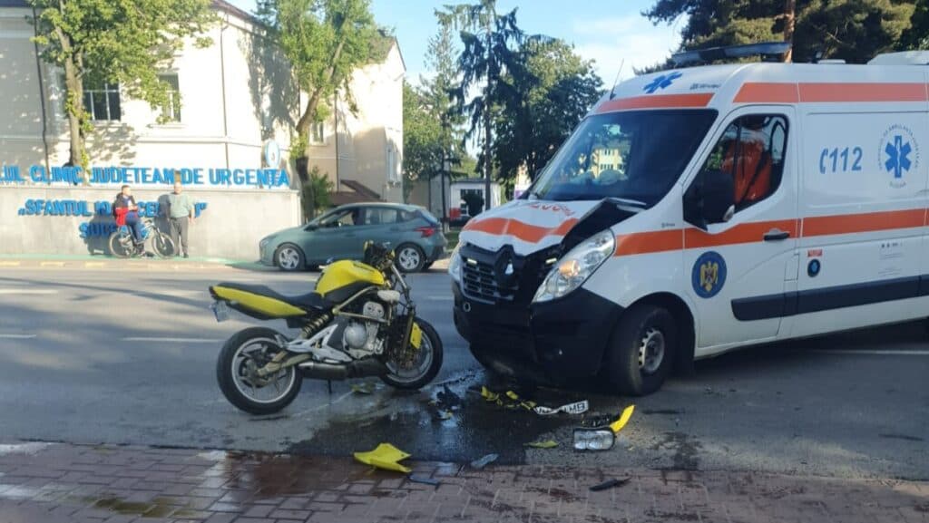  Polițist în stare de ebrietate se izbește cu motocicleta de o ambulanță în fața spitalului