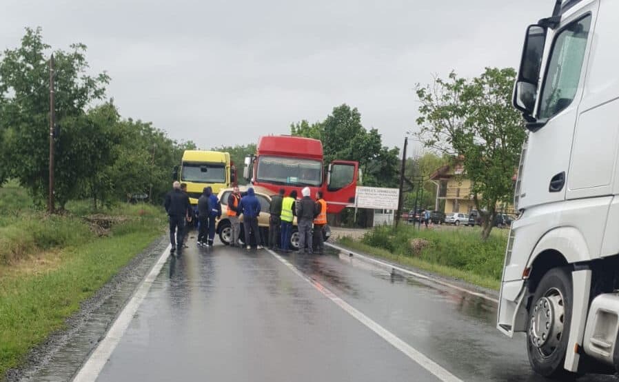  Un bărbat și o femeie răniți după ciocnirea cu un camion în Bihor