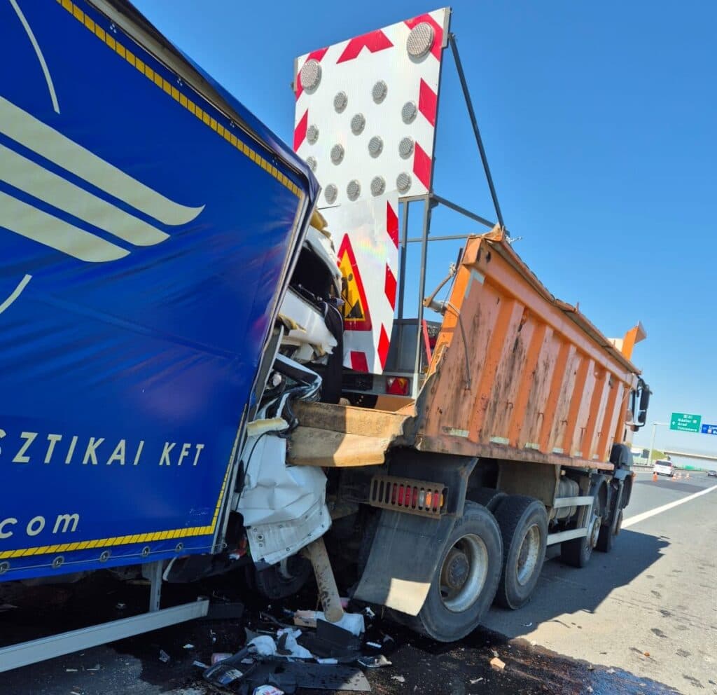  Şofer rănit şi încarcerat după coliziunea cu un camion de pietriş