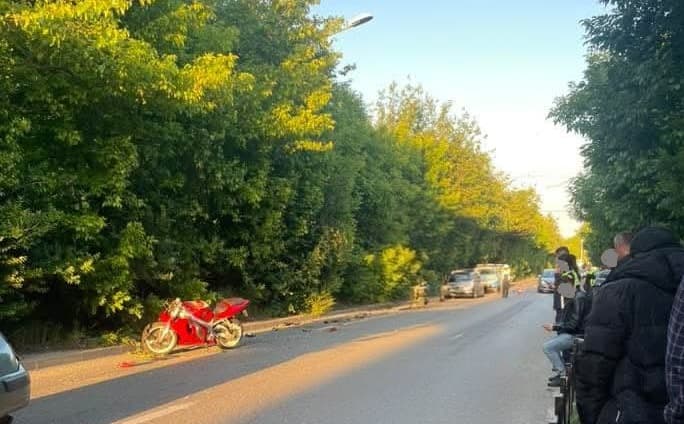  Motociclist de 25 de ani rănit după coliziunea cu un autoturism pe Bulevardul Dacia