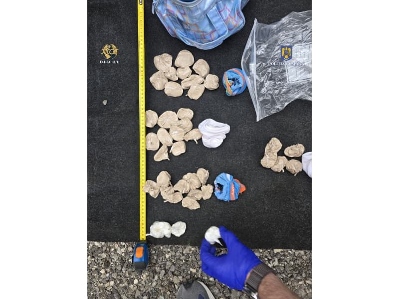 Trei Suspecți, Reținuți pentru Trafic de Cocaină