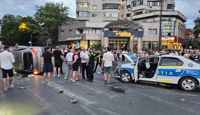 Autospecială de poliție răstoarnă o mașină, după ce nu i-a fost acordată prioritate