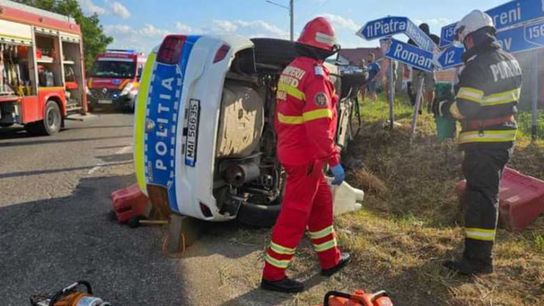 Mașină de poliție răsturnată după coliziune, doi polițiști răniți