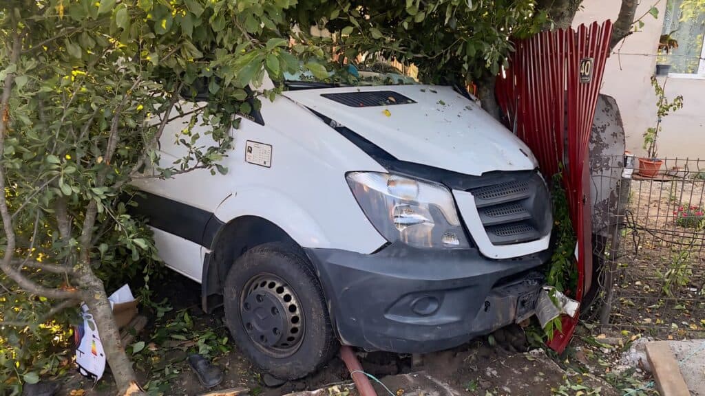  Patru Persoane, Lovite de un Microbuz Avariat În Fața Porții lor