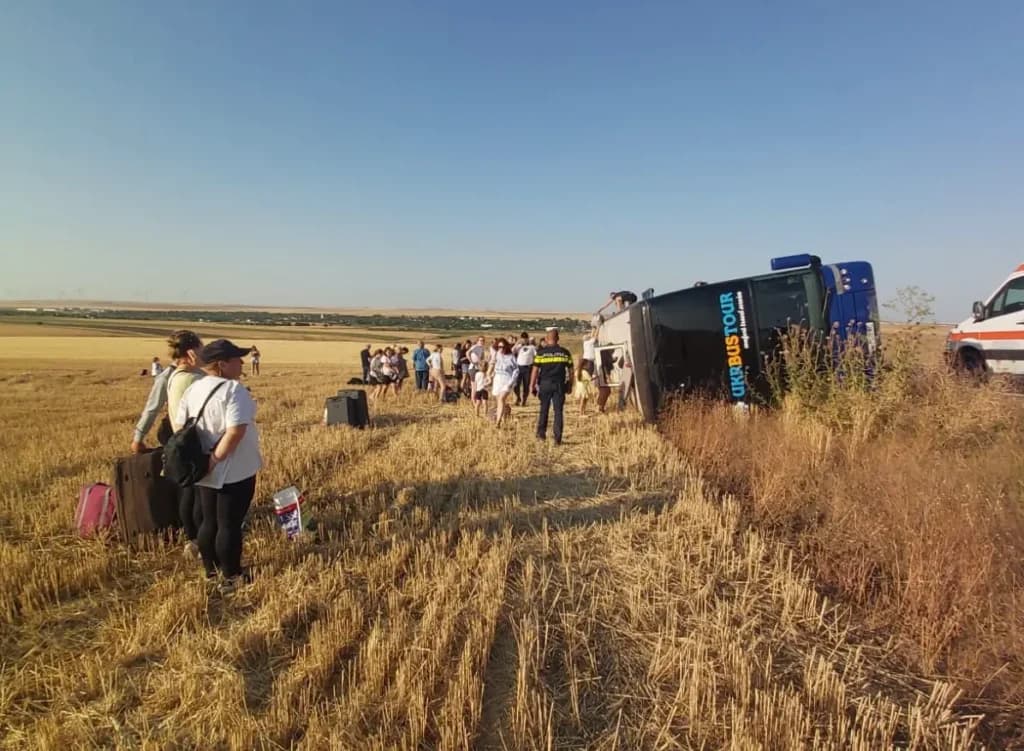 Autocar cu Ucraineni Răsturnat la Tariverde În Urma Unei Coliziuni