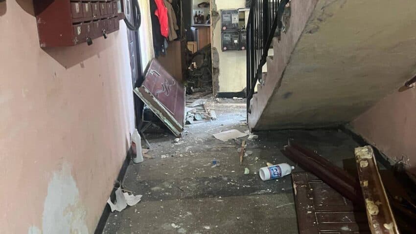 Femeie rănită grav după ce aprinde o ţigară în timp ce vopsea uşile