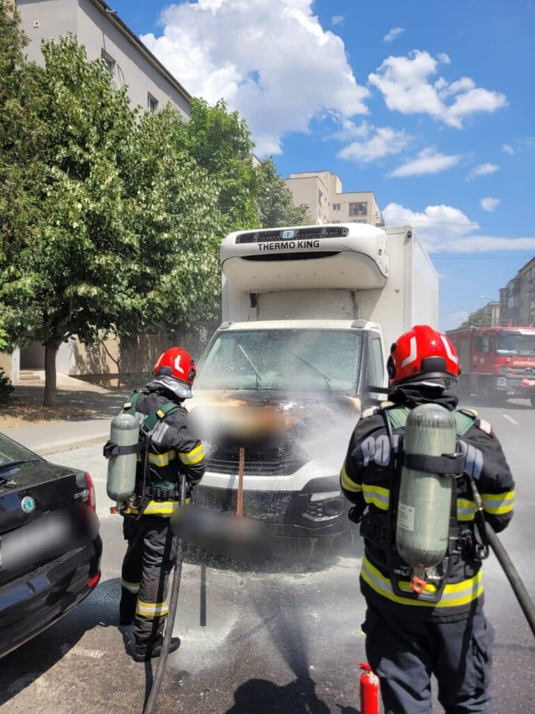 Incendiu Rapid Stins la o Autoutilitară Frigorifică în Drobeta Turnu Severin