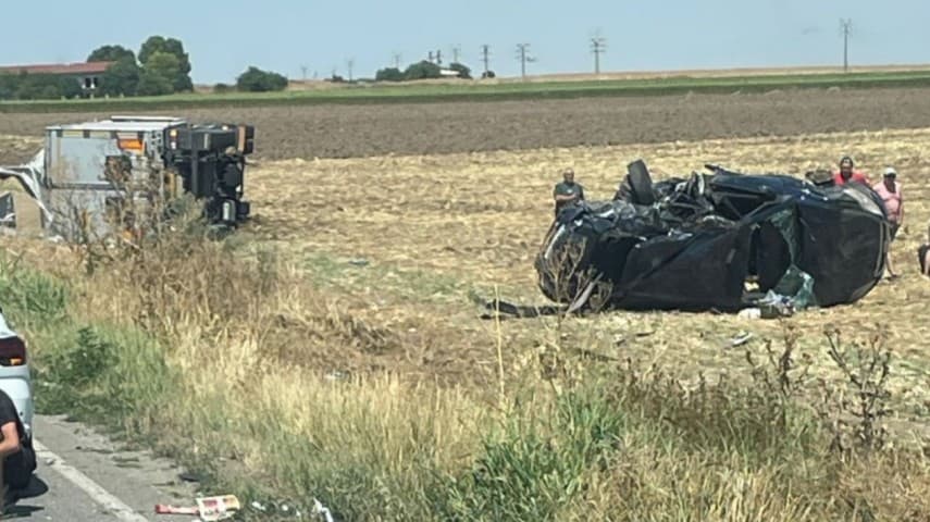 Două victime după coliziunea dintre un TIR și o mașină oprită