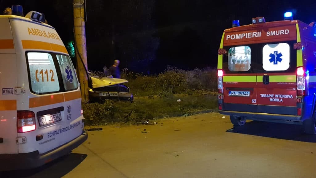Coliziune violentă între un ATV și un autoturism, doi răniți după o manevră imprudentă de depășire