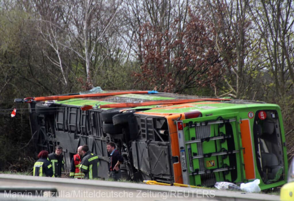 Autobuz cu 20 de Pasageri Se Răstoarnă pe Autostradă în Germania; Un Om în Stare Critică