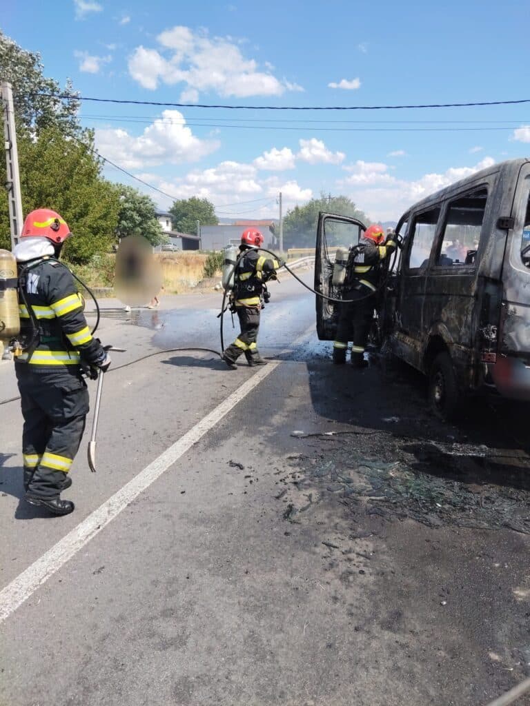 Microbuz în Flăcări la Ieșirea din Șimian