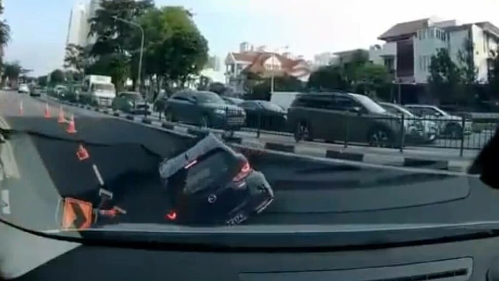 Mașină Devorată de o Groapă Colosală pe Străzile din Singapore