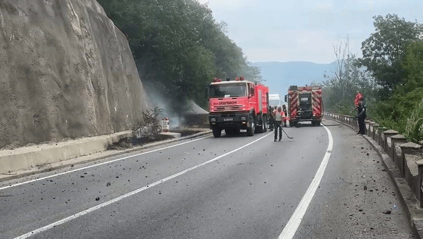 Lemne aprinse şi pietre pe carosabil