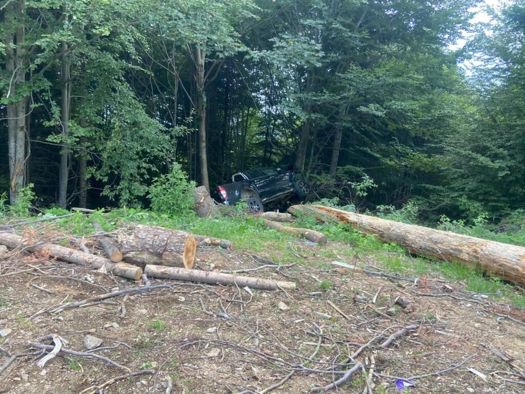 Femeie Răsturnată cu Mașina în Vegetație după ce a Pierdut Controlul Volanului